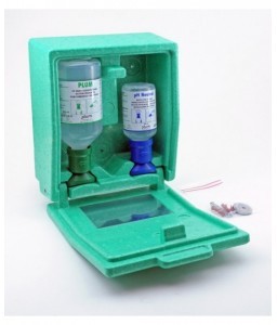Station murale fermée avec douches oculaires 500mL Nacl + pH Neutral 200mL - PLUM