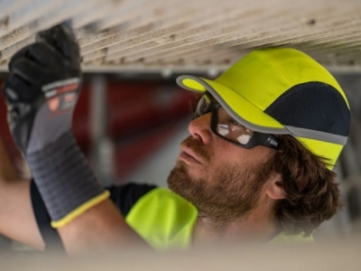 Casques vs casquettes de protection : quelle solution privilégier ?