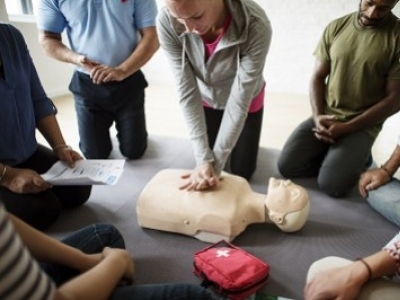 Comment former vos équipes à l’utilisation des trousses de premiers secours