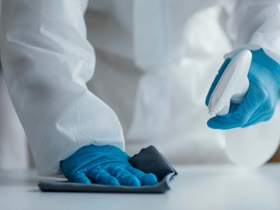Désinfection des surfaces de travail : produits et méthodes recommandés